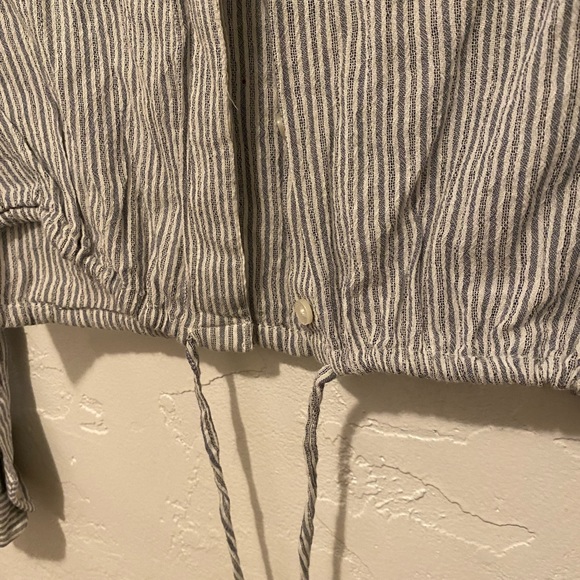 A&F long sleeve crop button-up top with cinch waist. - Picture 4 of 4